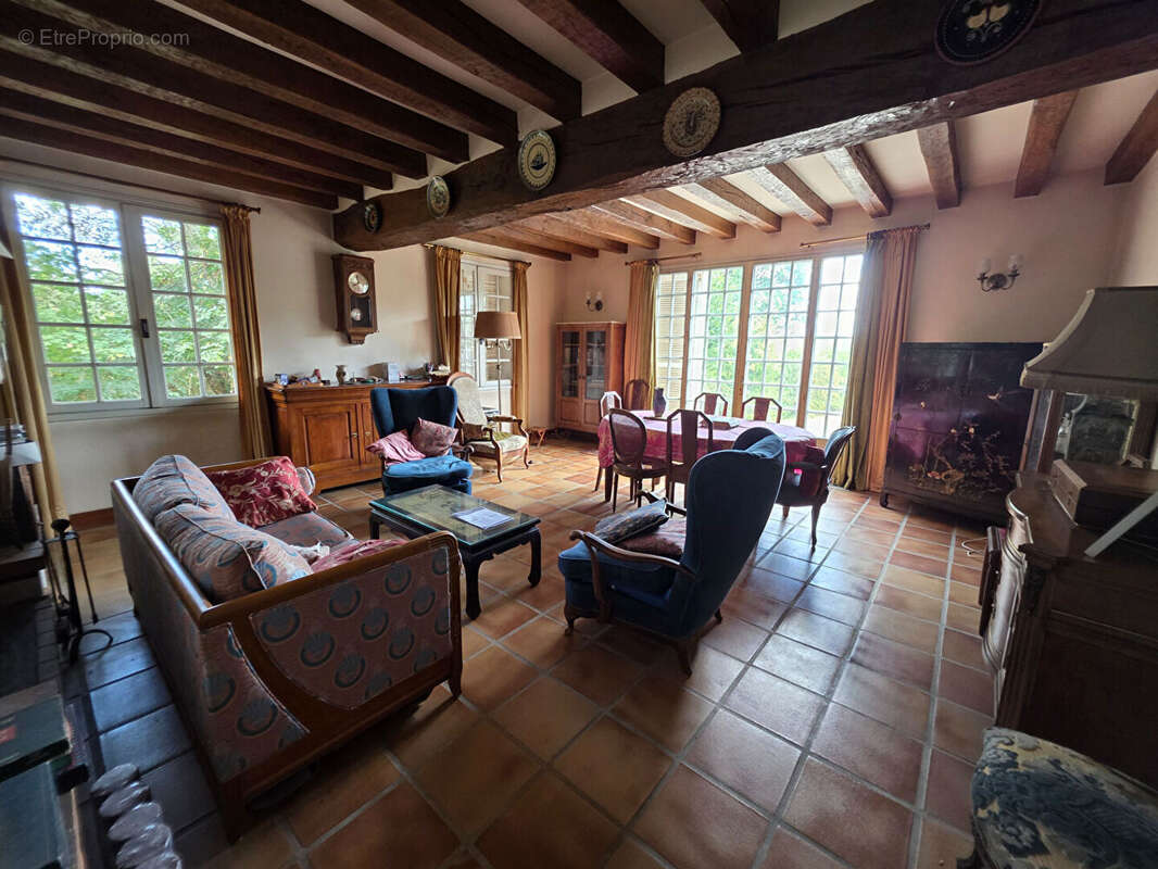 Maison à AZAY-LE-FERRON