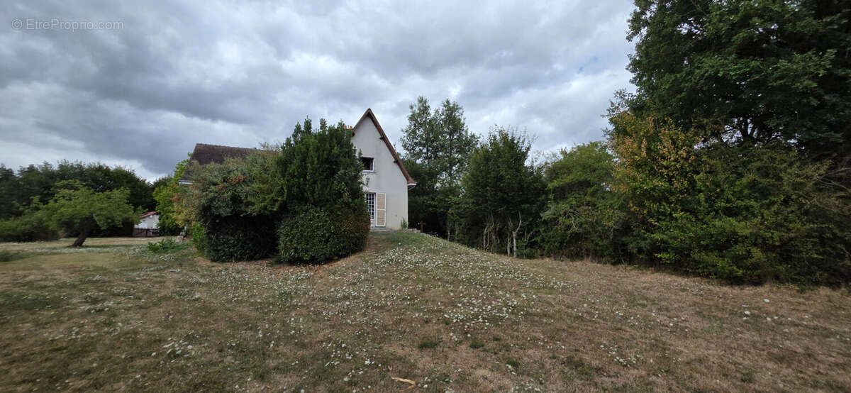 Maison à AZAY-LE-FERRON