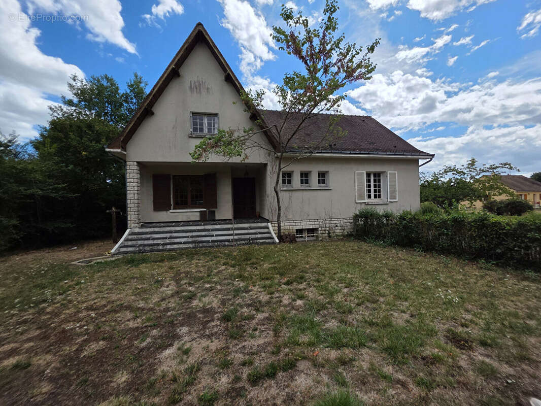 Maison à AZAY-LE-FERRON