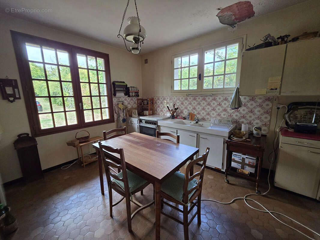 Maison à AZAY-LE-FERRON