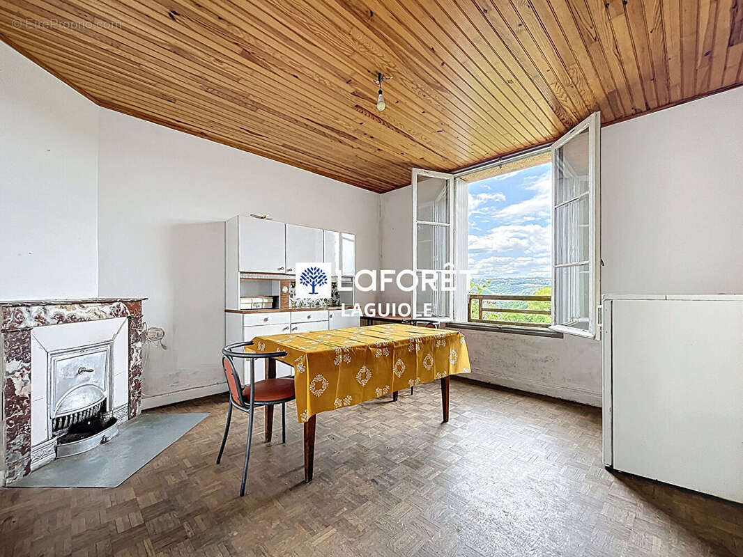 Maison à SAINTE-GENEVIEVE-SUR-ARGENCE