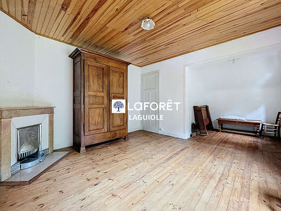 Maison à SAINTE-GENEVIEVE-SUR-ARGENCE