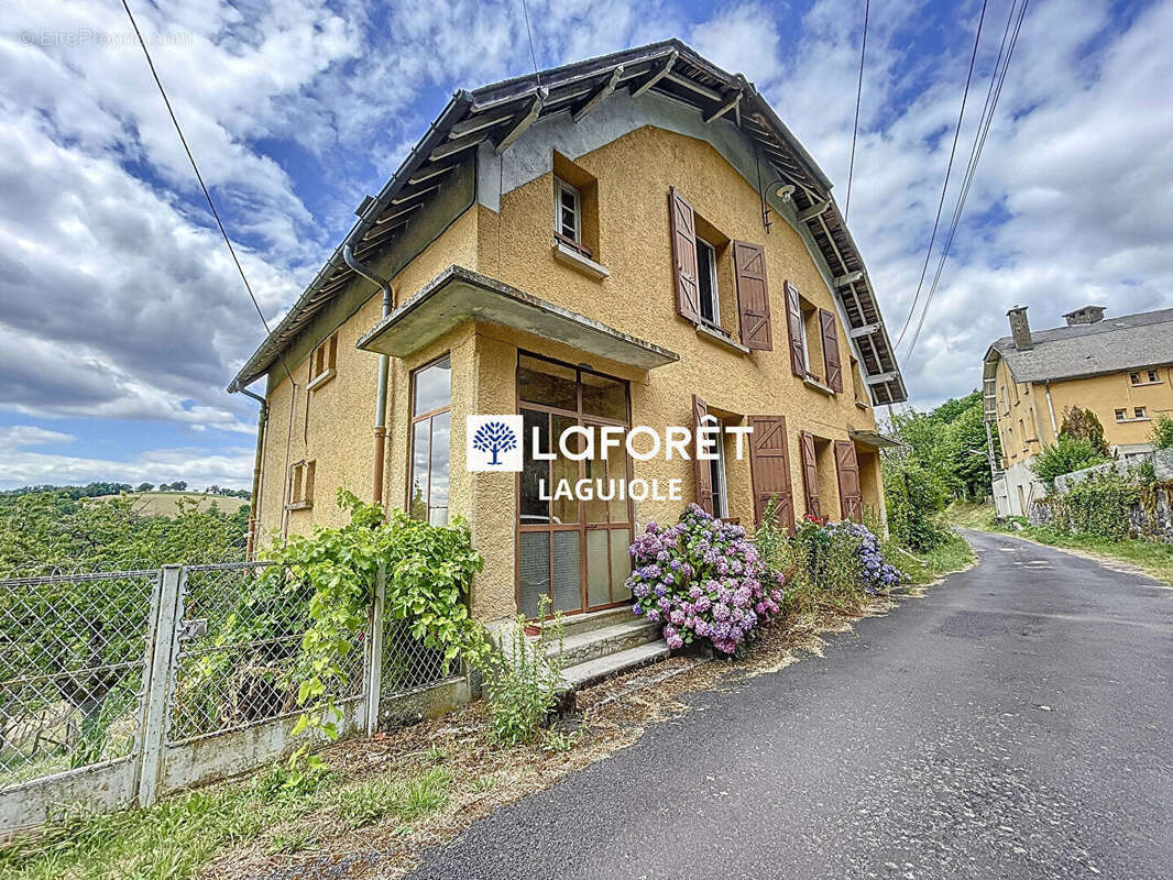 Maison à SAINTE-GENEVIEVE-SUR-ARGENCE