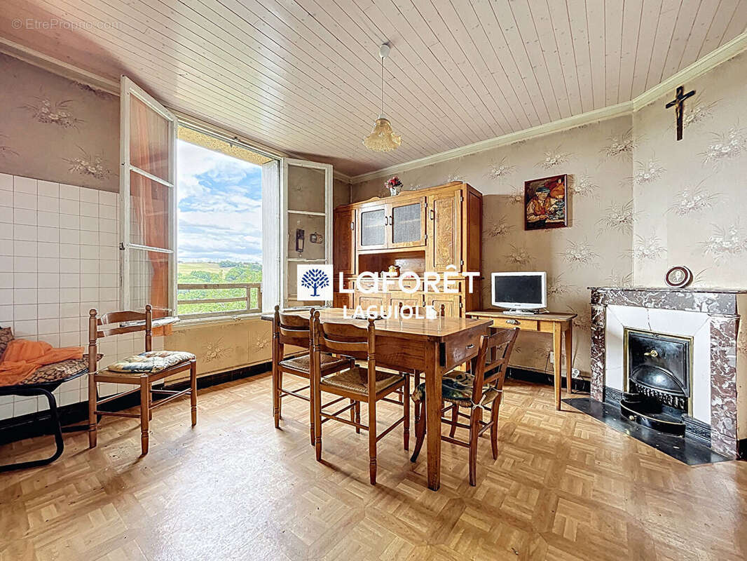 Maison à SAINTE-GENEVIEVE-SUR-ARGENCE