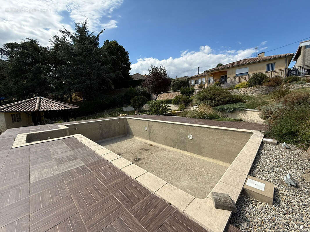 Maison à SAINT-JEAN-DE-MUZOLS