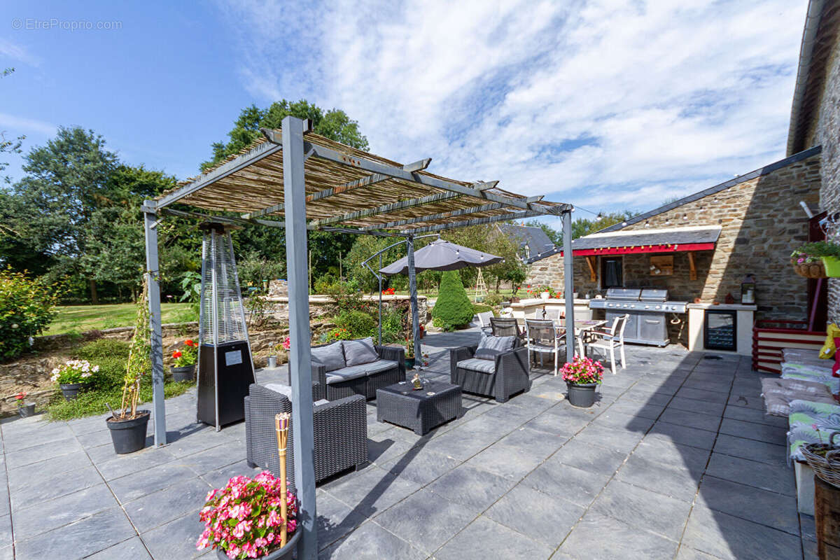 Maison à SAINT-QUENTIN-LES-CHARDONNETS