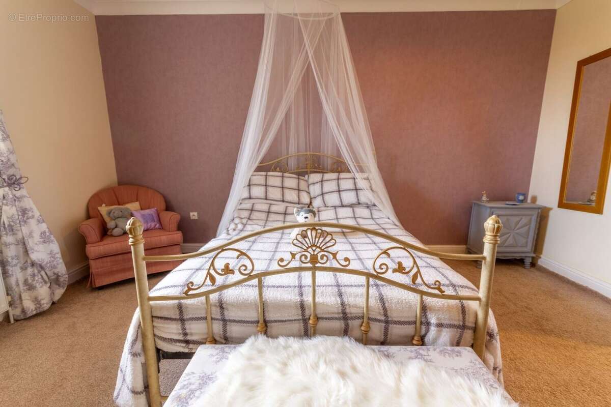 Maison à SAINT-QUENTIN-LES-CHARDONNETS