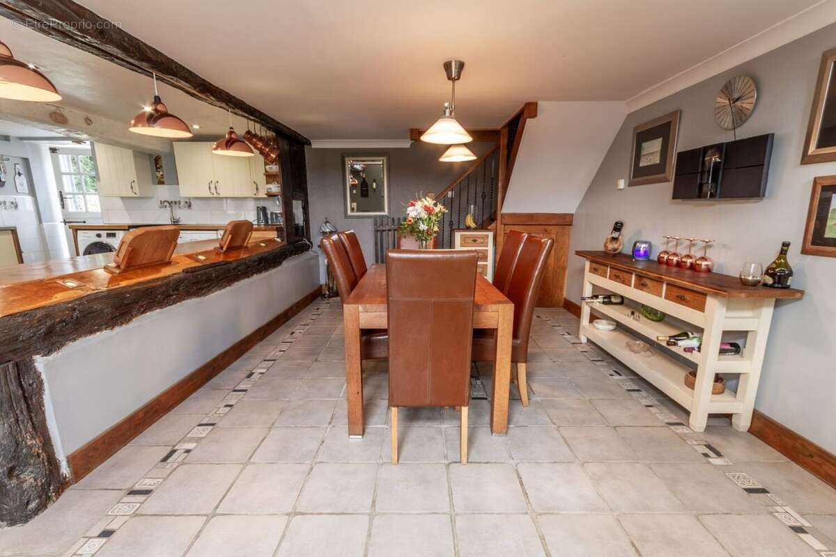 Maison à SAINT-QUENTIN-LES-CHARDONNETS