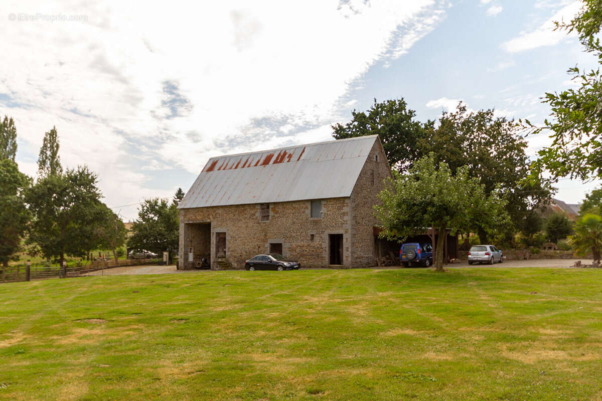 Maison à SAINT-QUENTIN-LES-CHARDONNETS
