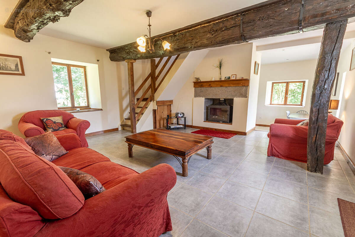 Maison à SAINT-QUENTIN-LES-CHARDONNETS