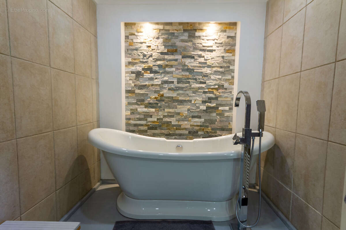 Maison à SAINT-QUENTIN-LES-CHARDONNETS