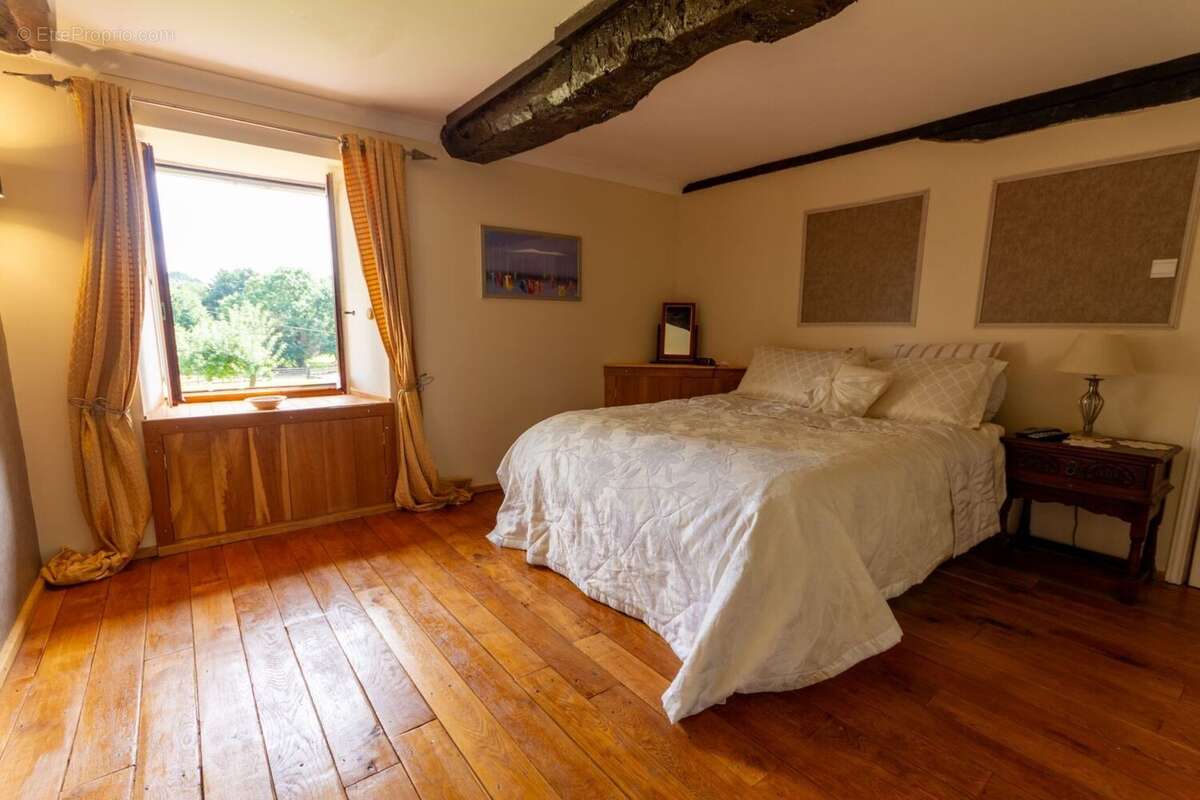 Maison à SAINT-QUENTIN-LES-CHARDONNETS