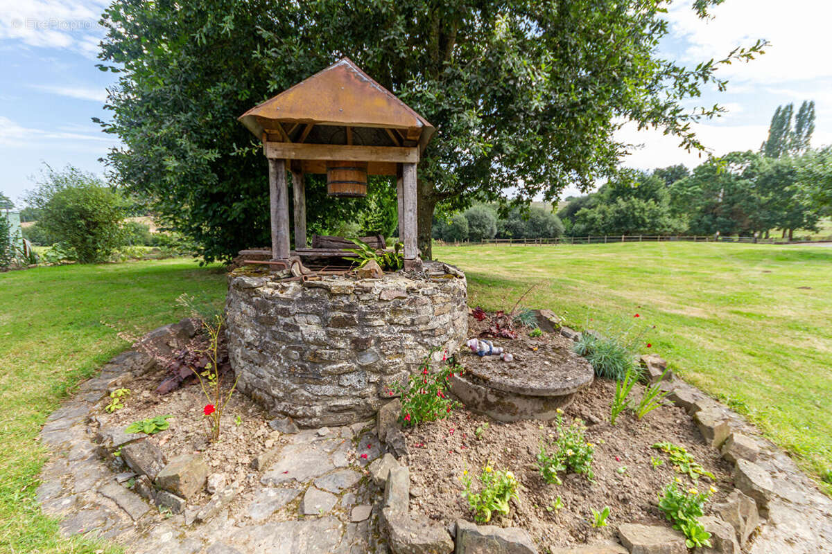 Maison à SAINT-QUENTIN-LES-CHARDONNETS