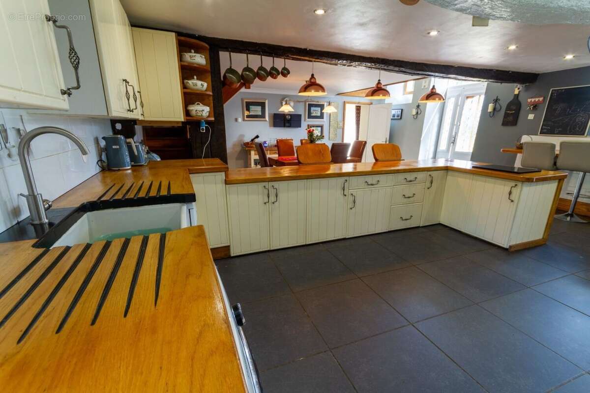 Maison à SAINT-QUENTIN-LES-CHARDONNETS