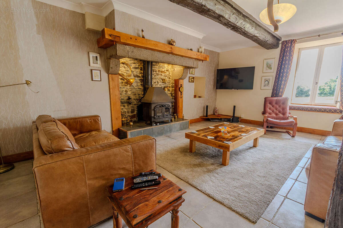 Maison à SAINT-QUENTIN-LES-CHARDONNETS