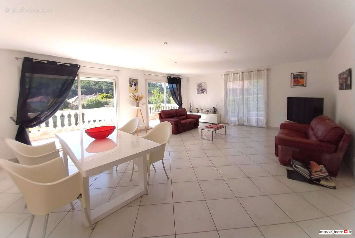 Maison à SAINT-NAZAIRE-LES-EYMES