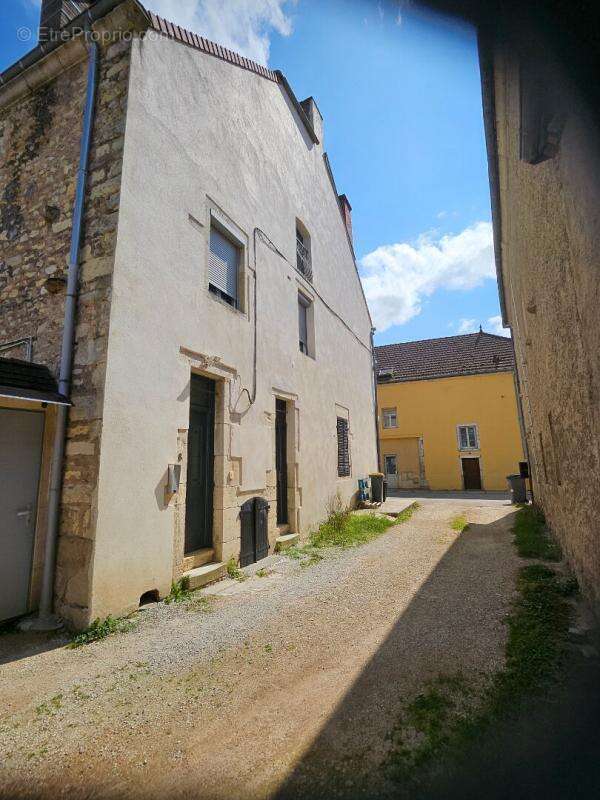 Appartement à MIREBEAU-SUR-BEZE