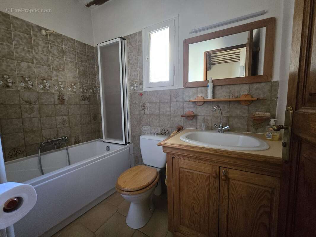 Salle de bains 1, premier niveau - Maison à BEDARRIDES