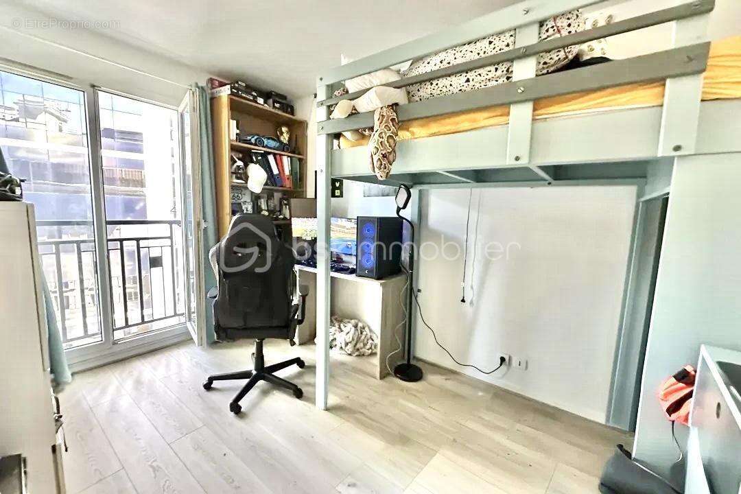 Appartement à COURBEVOIE