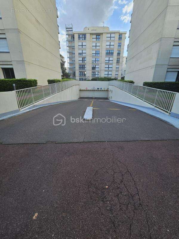 Parking à RUEIL-MALMAISON