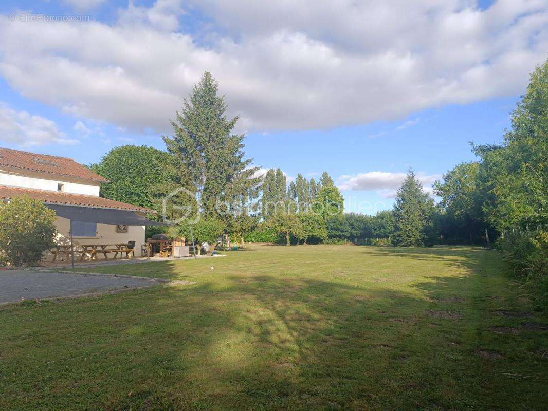 Maison à CHEF-BOUTONNE