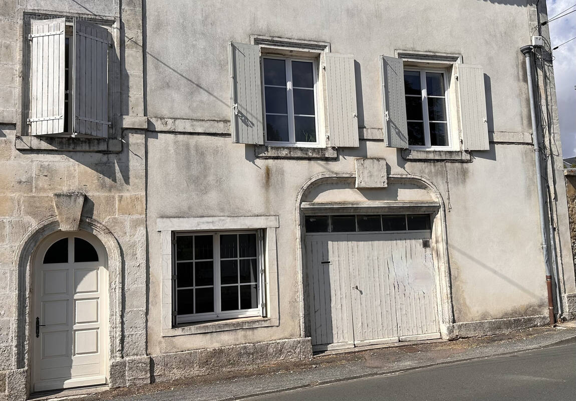 Maison à SAINT-JEAN-D'ANGELY