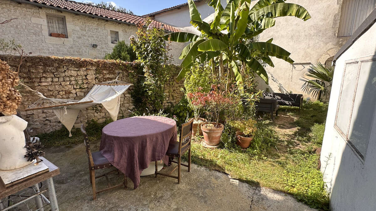 Maison à SAINT-JEAN-D'ANGELY