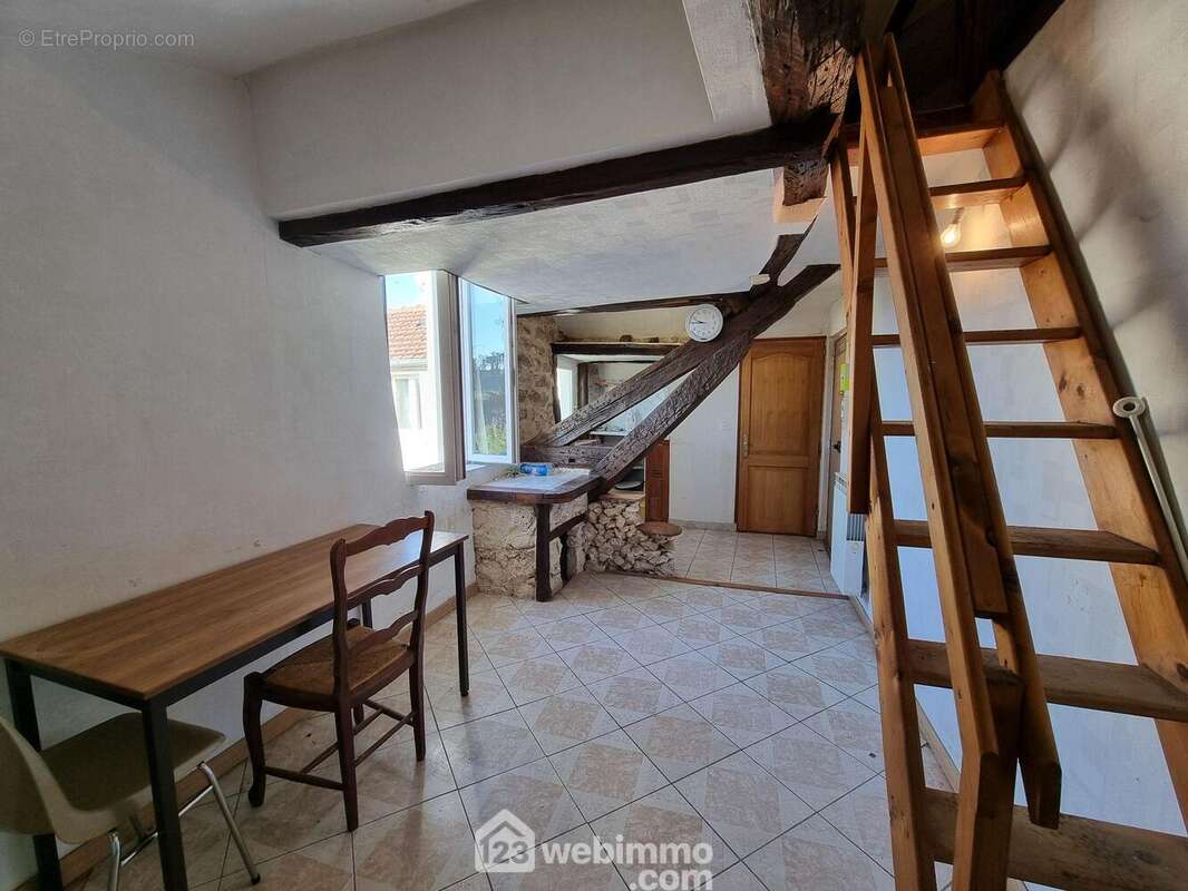 L&#039;accès aux combles - Appartement à THIAIS