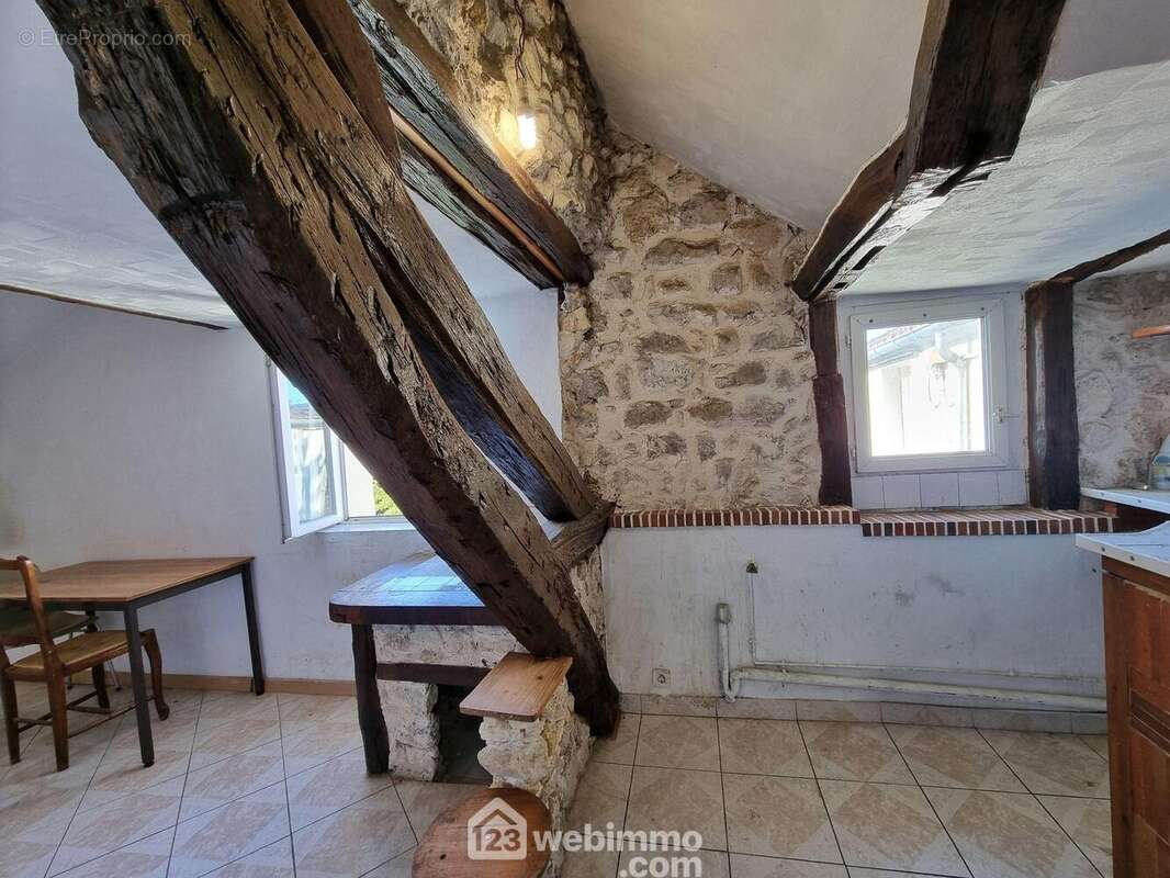 La pièce principale de 15m2 environ, - Appartement à THIAIS