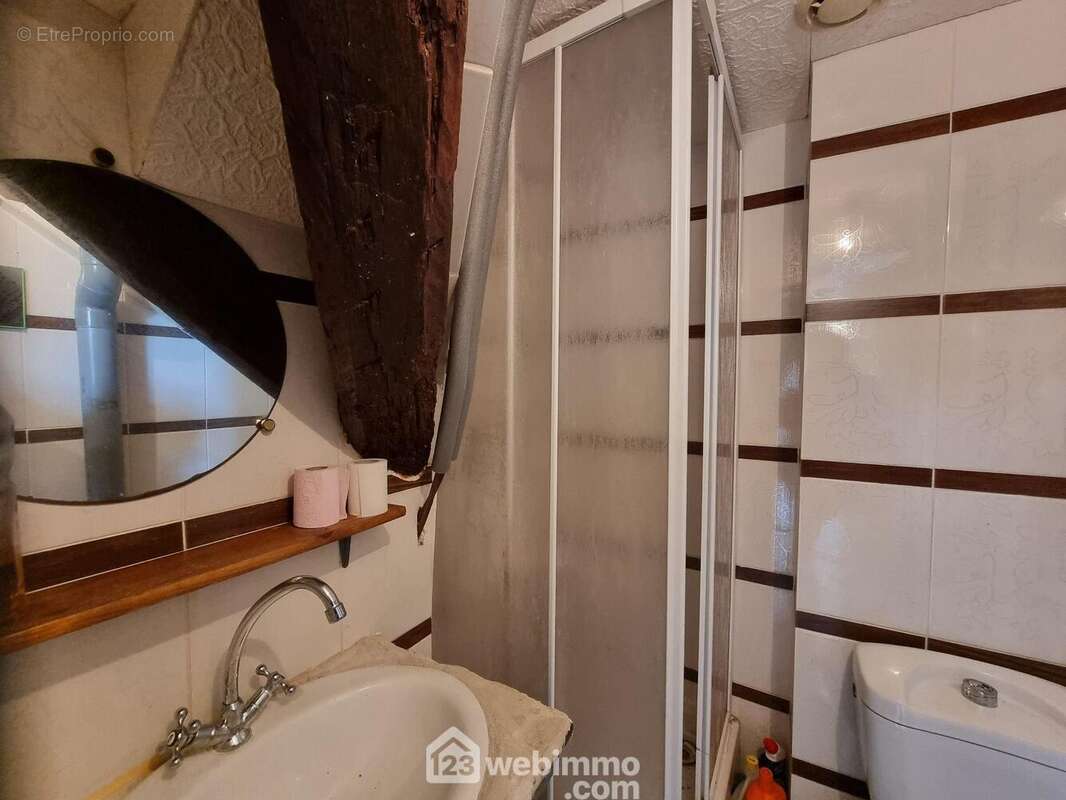 La salle d&#039;eau avec WC, - Appartement à THIAIS