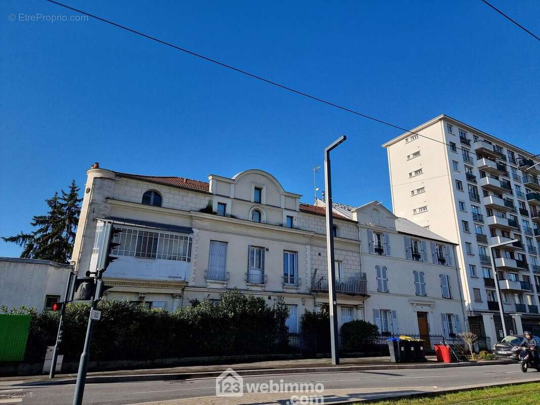 Les commerces et transports sont à proximité immédiate - Appartement à THIAIS