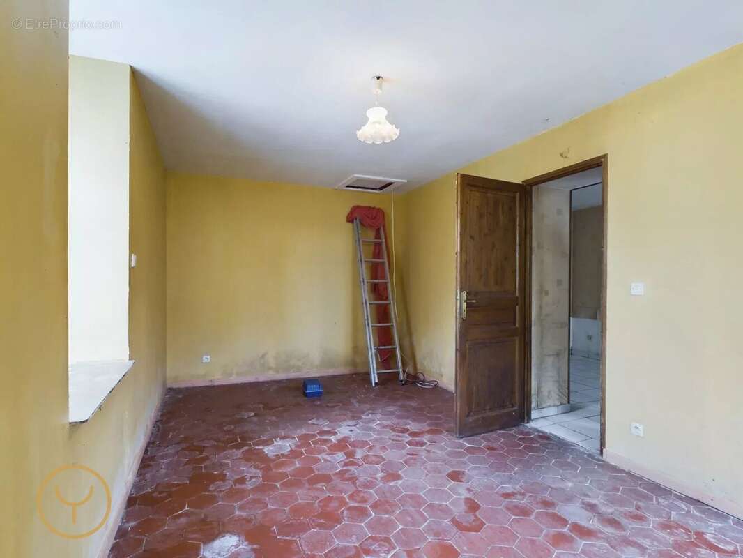 Maison à MAIZIERES-LA-GRANDE-PAROISSE