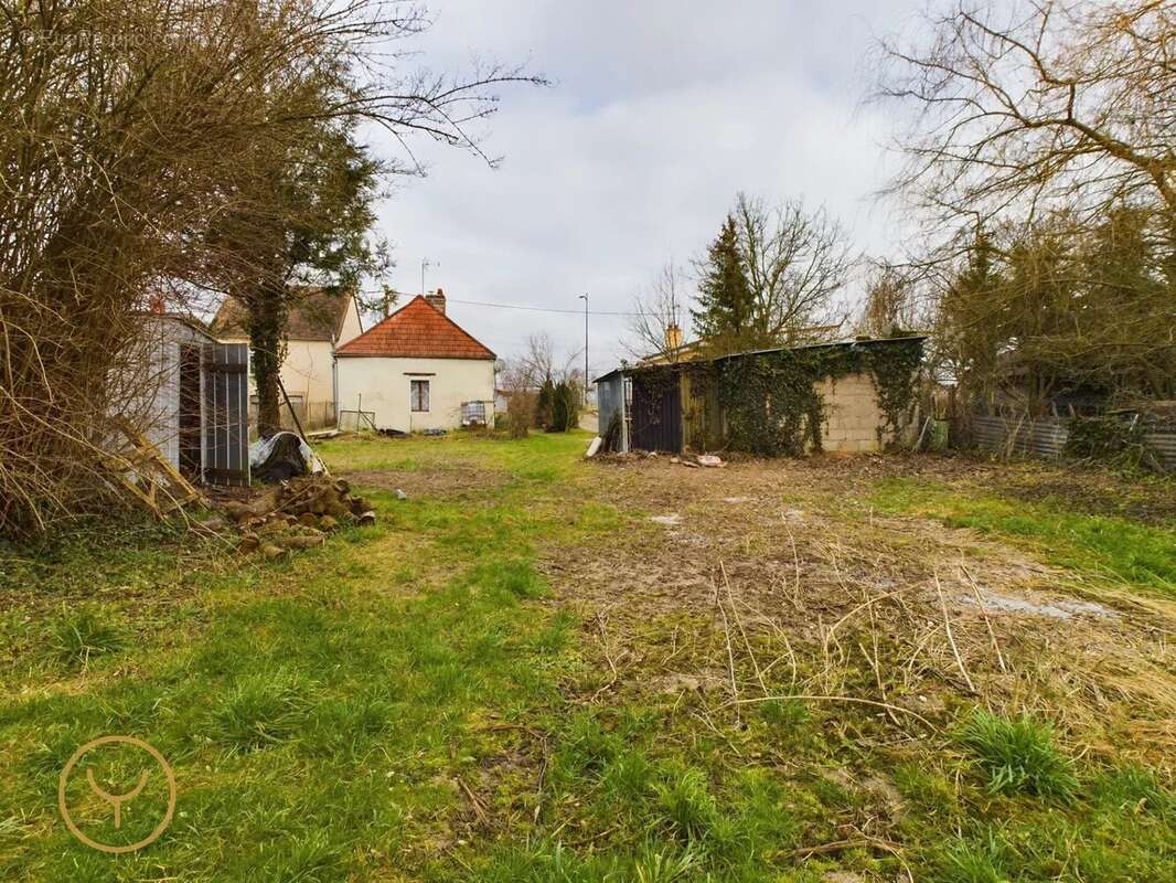 Maison à MAIZIERES-LA-GRANDE-PAROISSE
