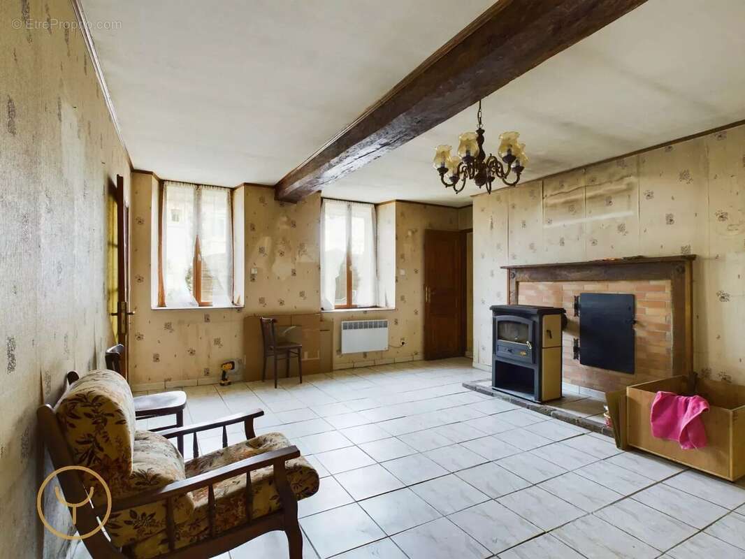 Maison à MAIZIERES-LA-GRANDE-PAROISSE