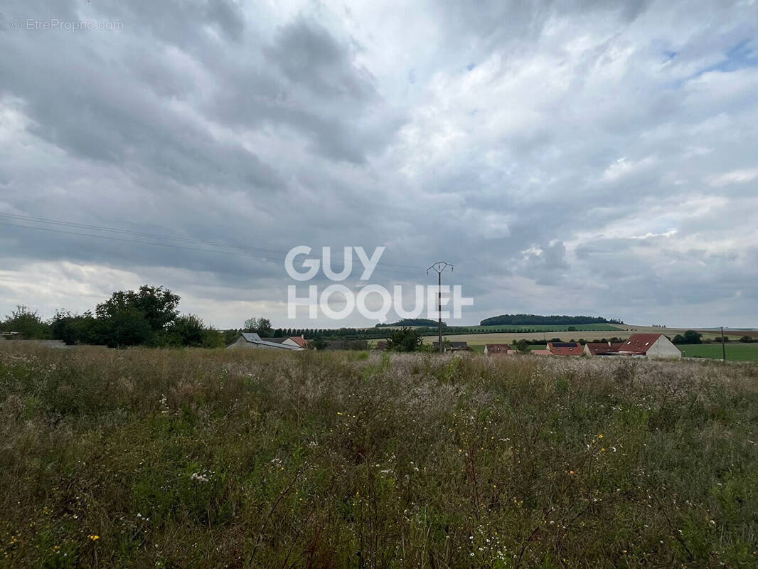 Terrain à VERNEUIL-SUR-SERRE