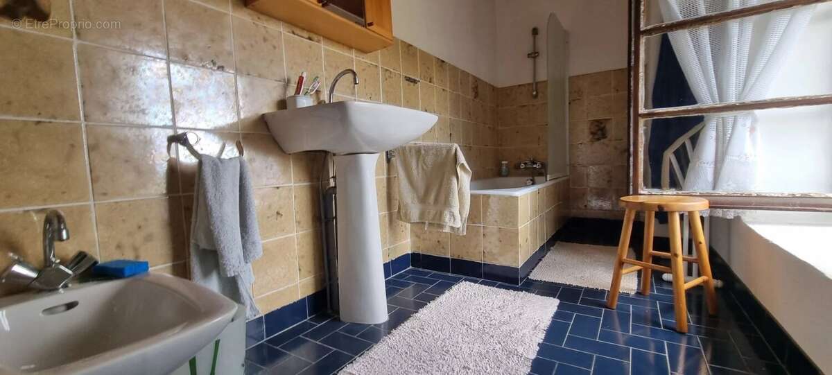 Maison à CASTELNAU-MONTRATIER