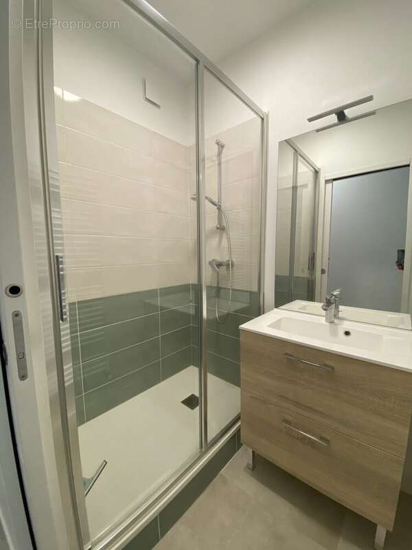 Salle d&#039;eau - Appartement à COULOMMIERS