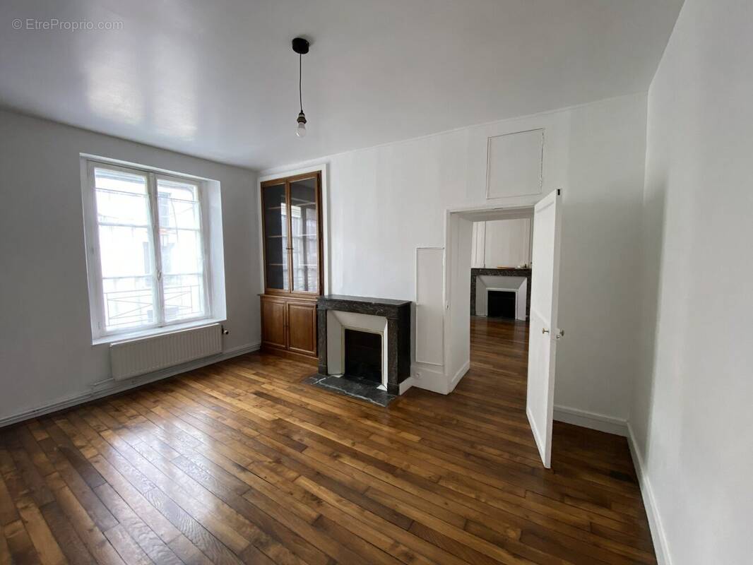 Salon/chambre - Appartement à COULOMMIERS