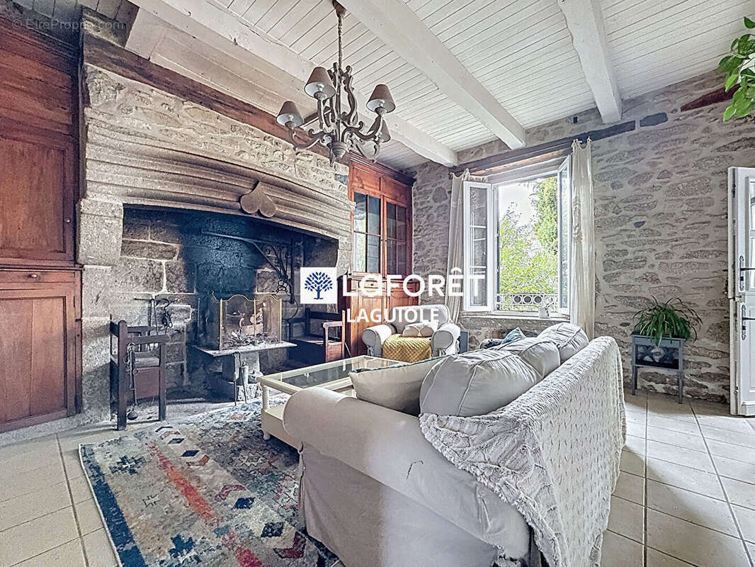 Maison à SAINTE-GENEVIEVE-SUR-ARGENCE