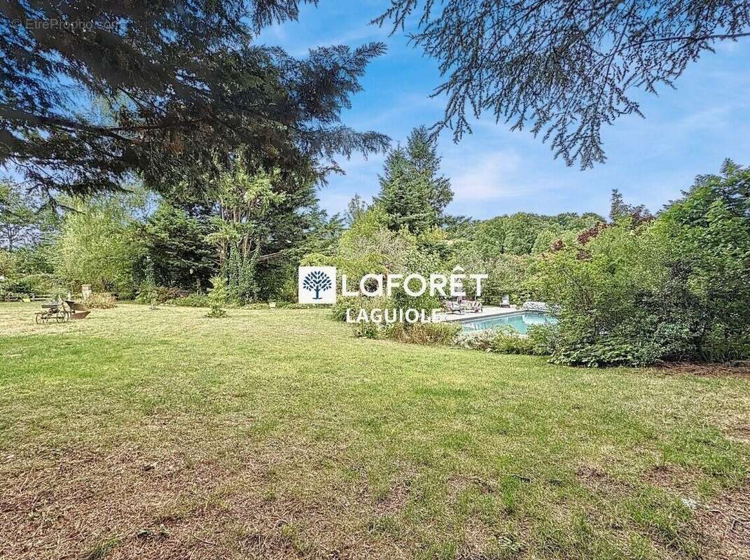 Maison à SAINTE-GENEVIEVE-SUR-ARGENCE