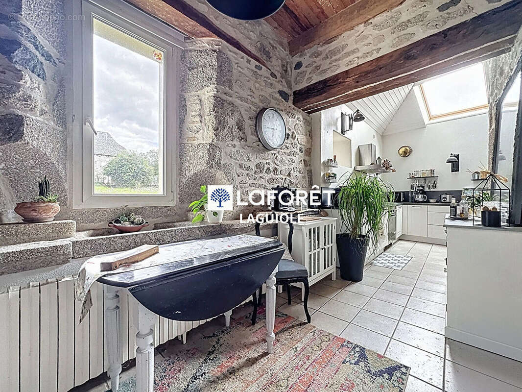 Maison à SAINTE-GENEVIEVE-SUR-ARGENCE