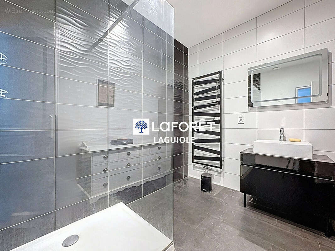 Maison à SAINTE-GENEVIEVE-SUR-ARGENCE