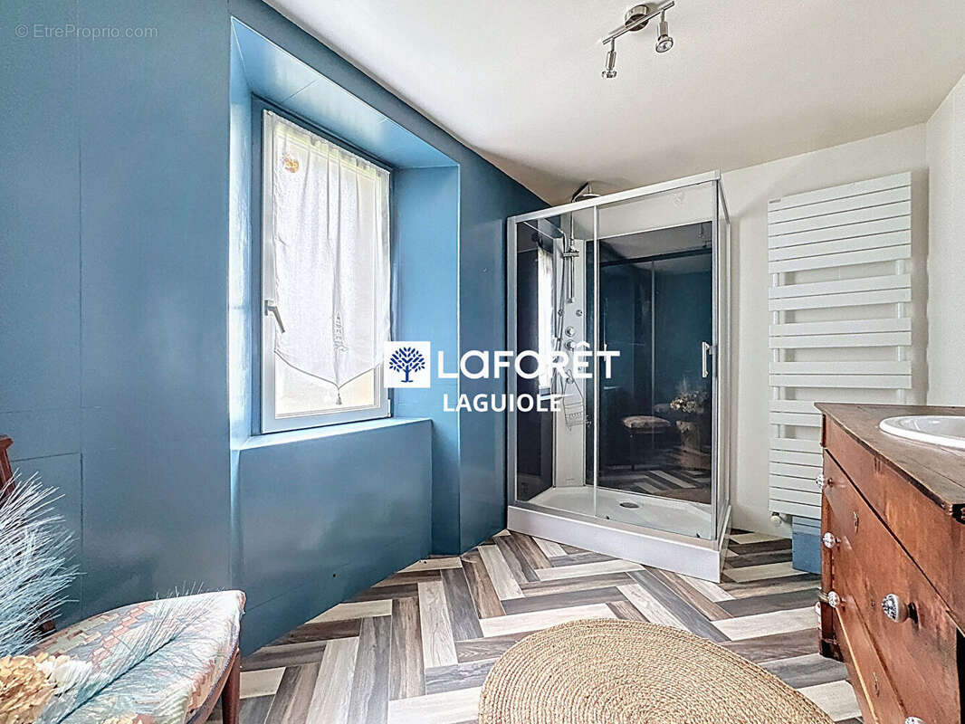 Maison à SAINTE-GENEVIEVE-SUR-ARGENCE