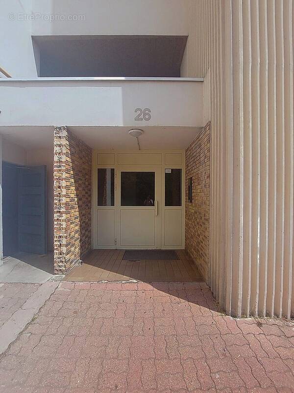 Entrée de l&#039;immeuble - Appartement à SARTROUVILLE