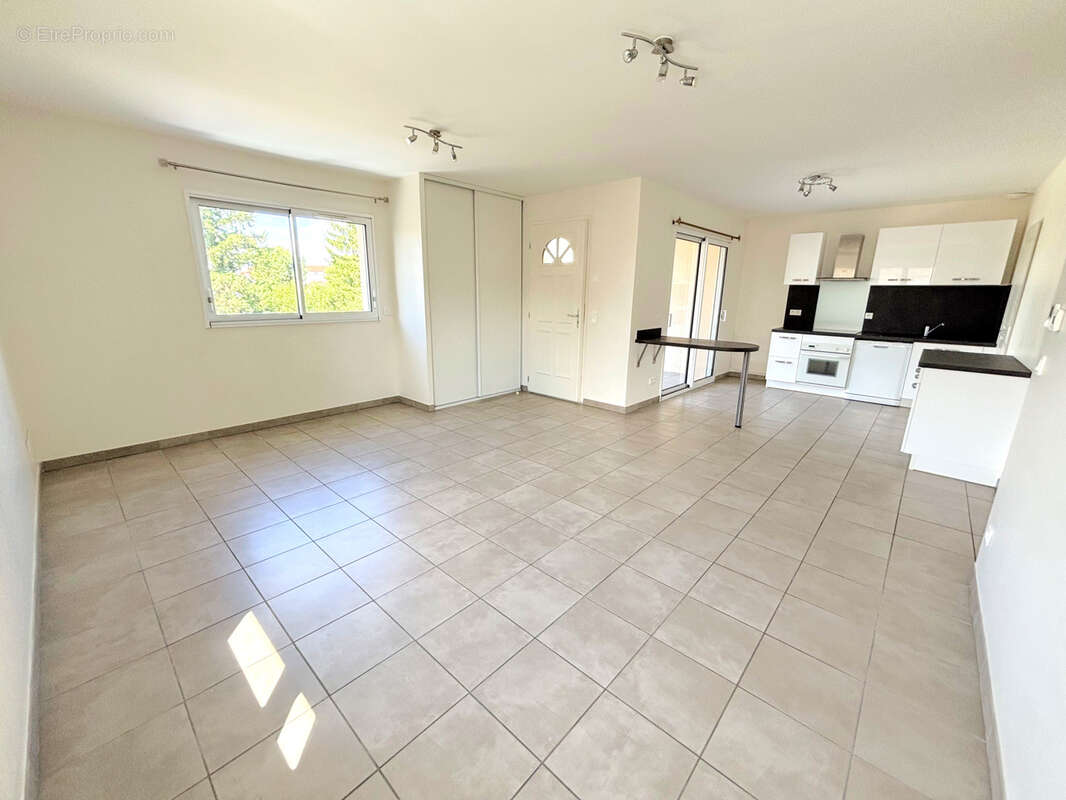 Appartement à VEAUCHE