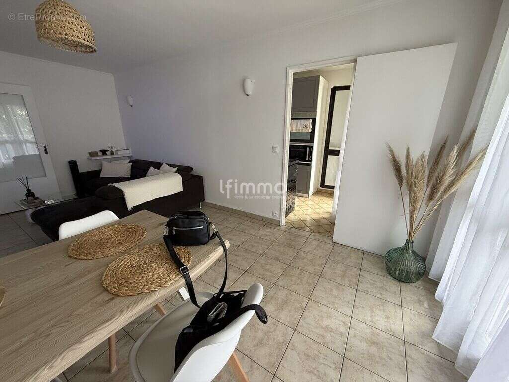 Appartement à VAUJOURS