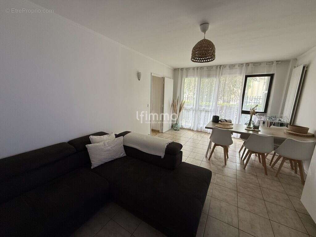 Appartement à VAUJOURS