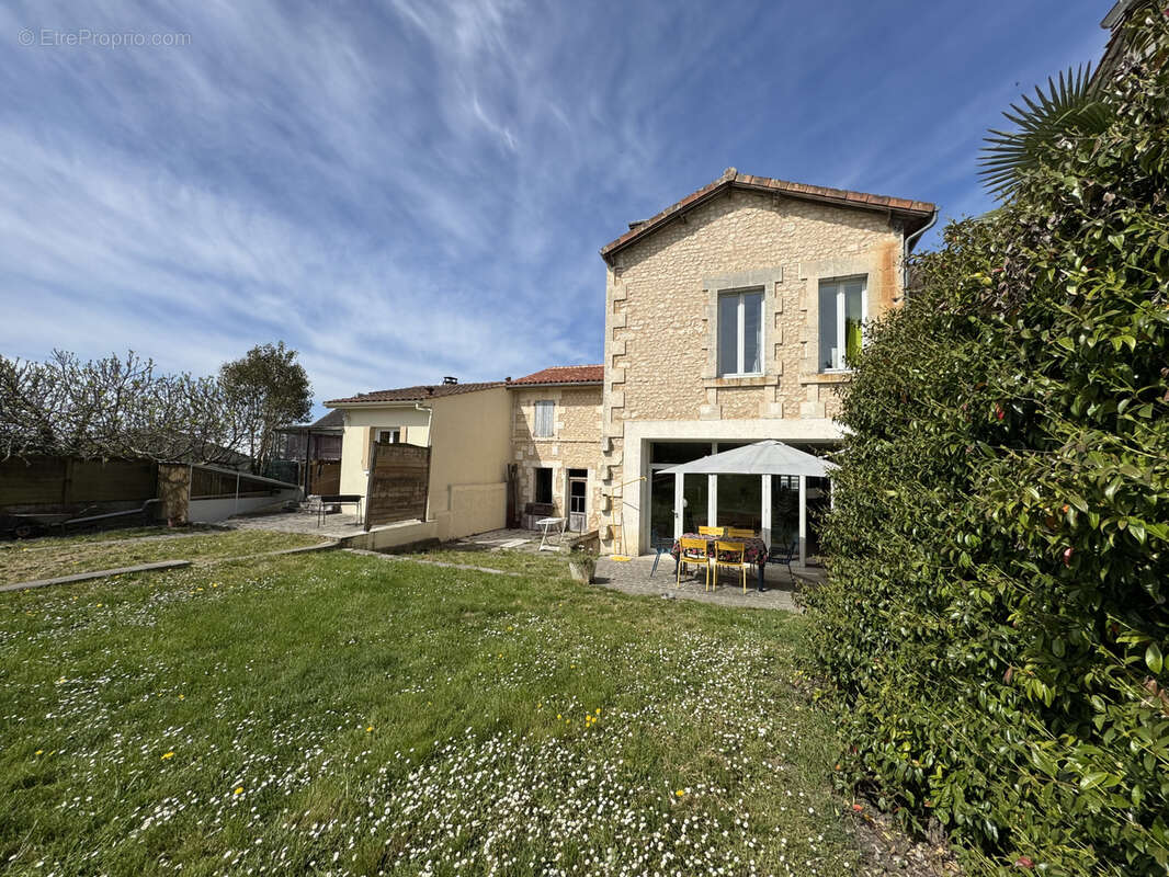 Maison à BARBEZIEUX-SAINT-HILAIRE