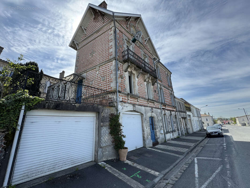 Maison à BARBEZIEUX-SAINT-HILAIRE