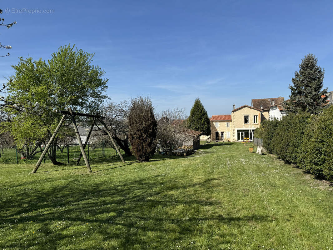 Maison à BARBEZIEUX-SAINT-HILAIRE